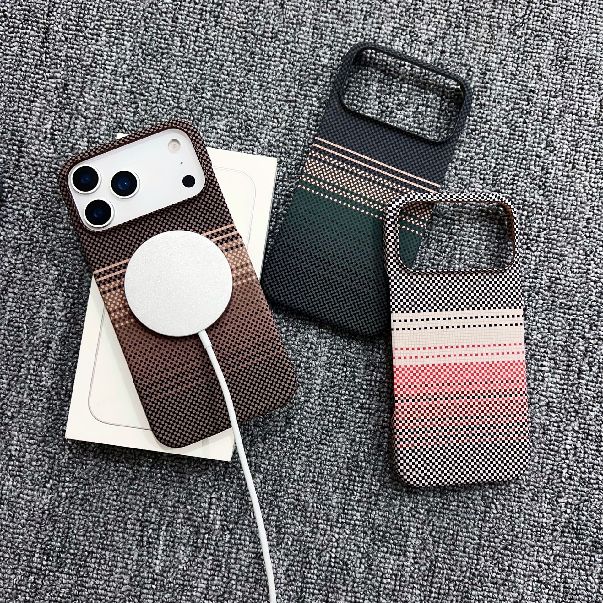 Coque Magnétique Iphone 17 Pro Max Texture Fibre Carbone Kevlar_voghion.com