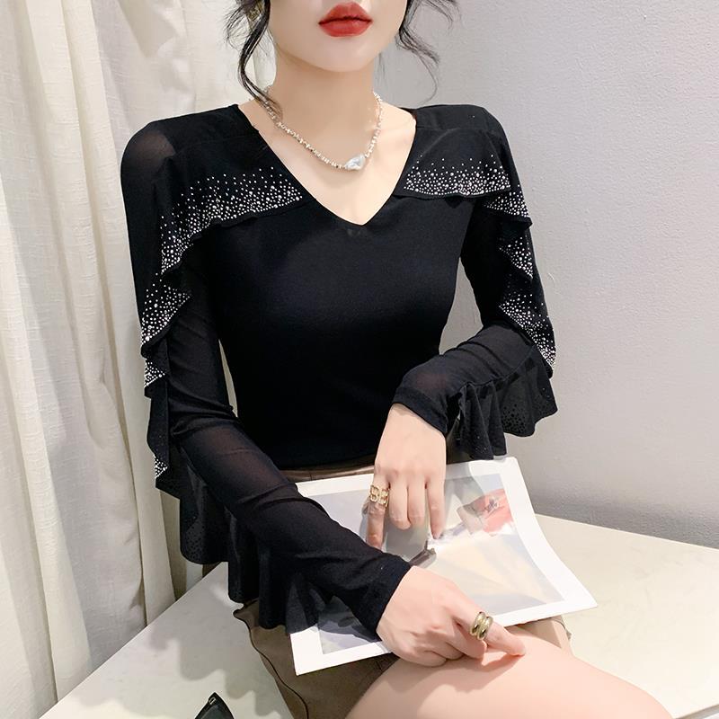 Foto real del top de mujer de manga larga versátil con cuello redondo de malla forrada de felpa, estilo nuevo de invierno 2024, con volantes y pedrería.
