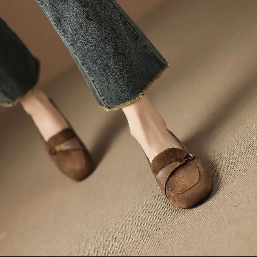 2026 verano de la nueva moda vaquín de estilo universal zapatos de moda de mujer con un pie plano