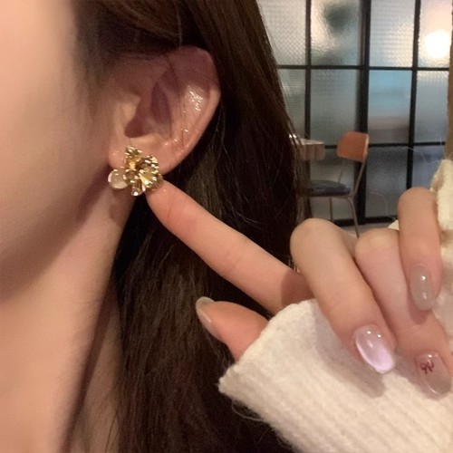Korean popular metallic camellia earrings for women, high-end design three-dimensional opal flower earrings, stud earrings
