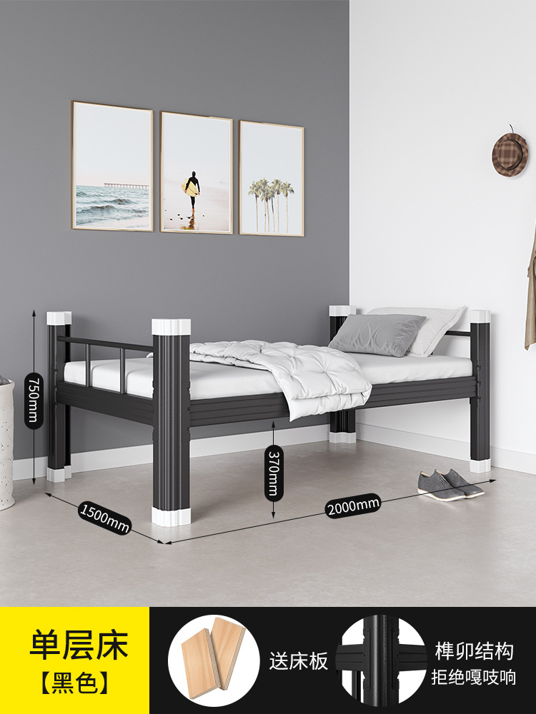 二段ベッドの上下に鉄製ベッドを敷いています。