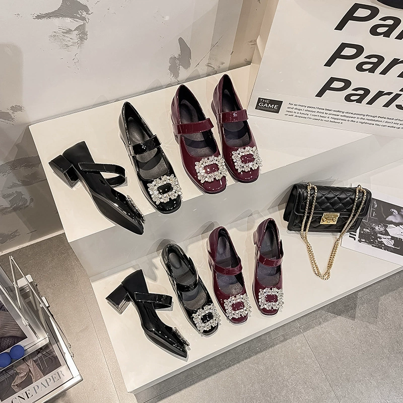 2025 Осень Французские ретро туфли с квадратным носком на низком каблуке из лакированной кожи и замши с пряжкой, универсальные свадебные туфли.