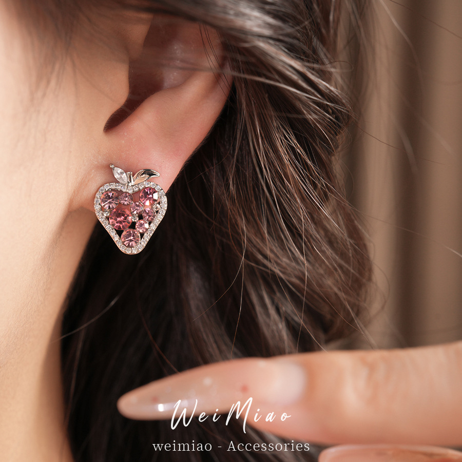 Aguja de plata rosa con diamantes pernos de fresa temperamento delicado dulce pendientes frescos ligeros de lujo alta sensación de auriculares al por mayor image 5
