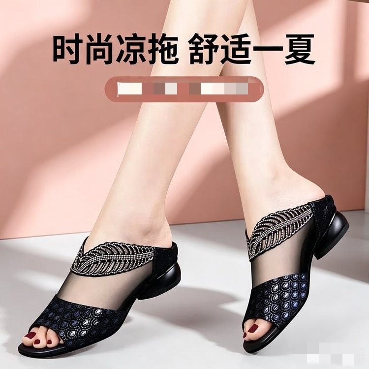 Zapatillas frías de tacón grueso para mujeres 2026 verano nuevo cuero de talón de malla de diamante exterior sandalias de moda temperamento