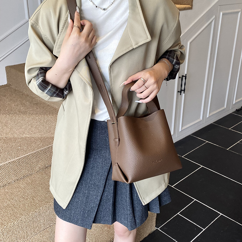 Bolso de mano de alta sensación, bolso de cubo de gran capacidad para mujeres, otoño y invierno 2025, nuevo estilo de moda bolso de hombro, bolso de mochila versátil