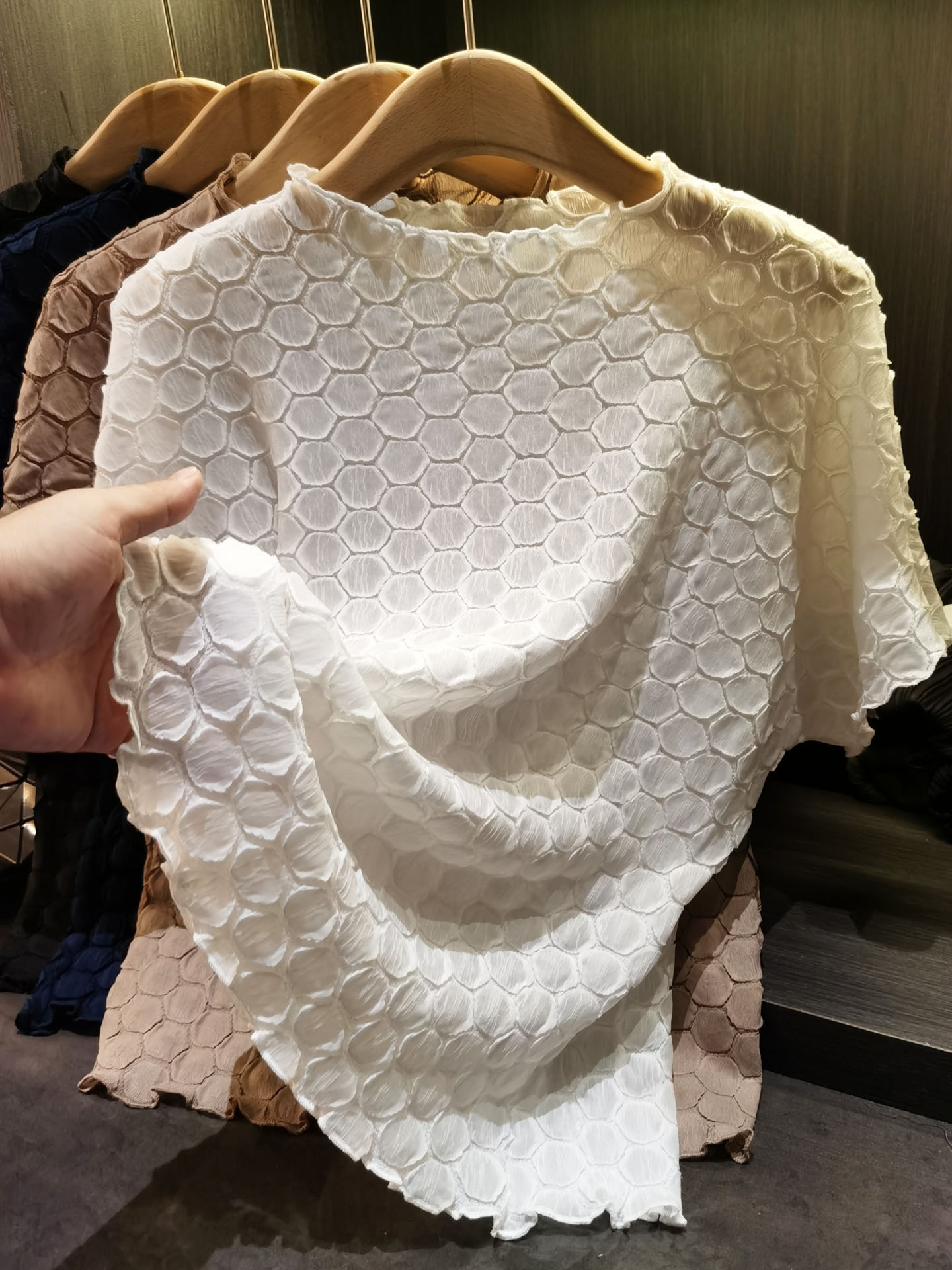 Áo thun nữ tay ngắn cổ tròn chất liệu cotton phối họa tiết ép hoa nhăn — màu đen, xanh lam, màu trắng, màu kaki