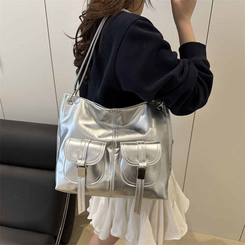 Bolsos múltiples transfronterizos, trabajo de ocio, viaje, 2025, lujo ligero, sensación de alta gama, ocio de gran capacidad, bolso de axila de un solo hombro, mujer