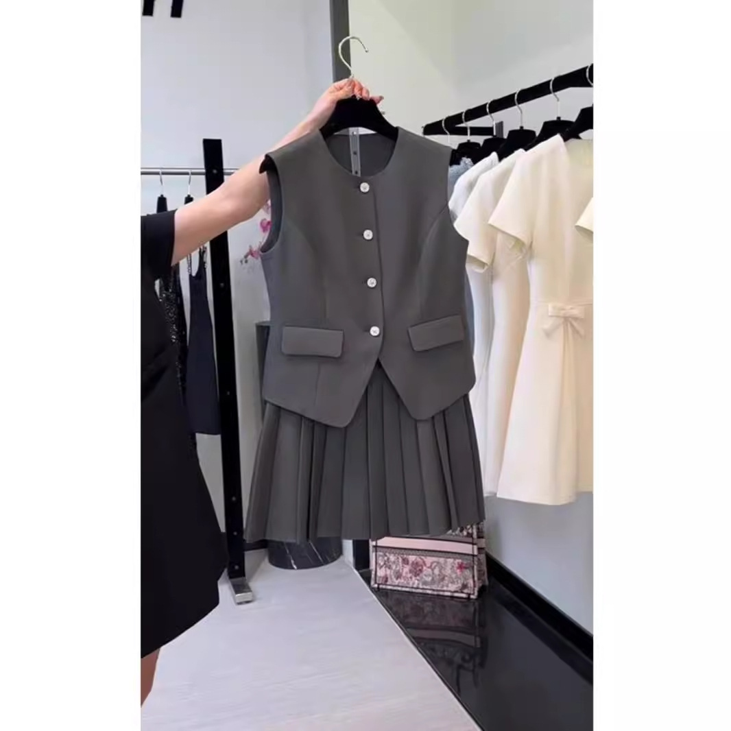 Bộ vest đen phối đồ FL240420 áo vest không tay mùa hè nữ áo gile xếp ly váy hai mảnh dáng nhỏ — Màu xám