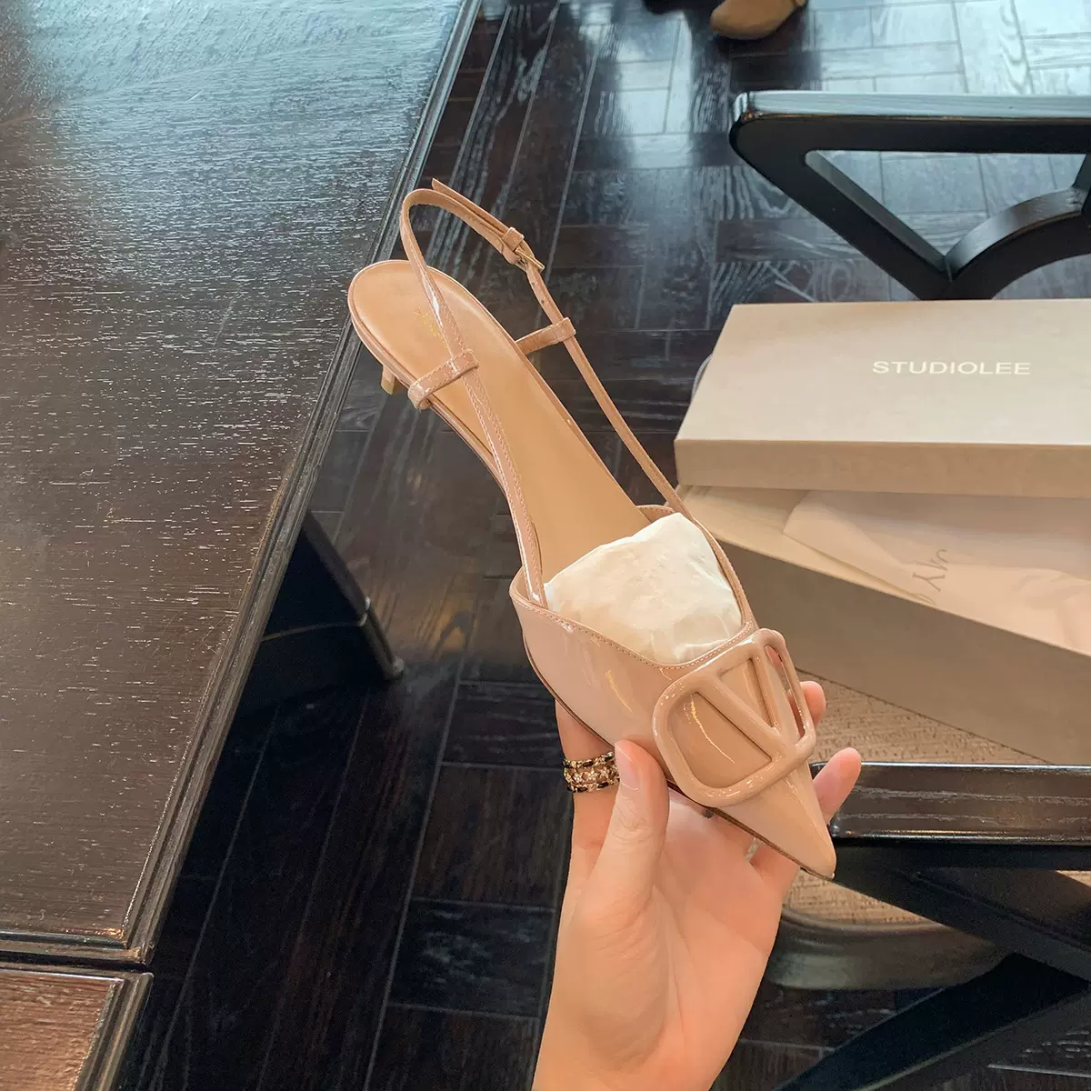 现货秒发！葡萄妈同款鞋气质尖头V扣高跟鞋女漆皮后空细跟凉鞋女