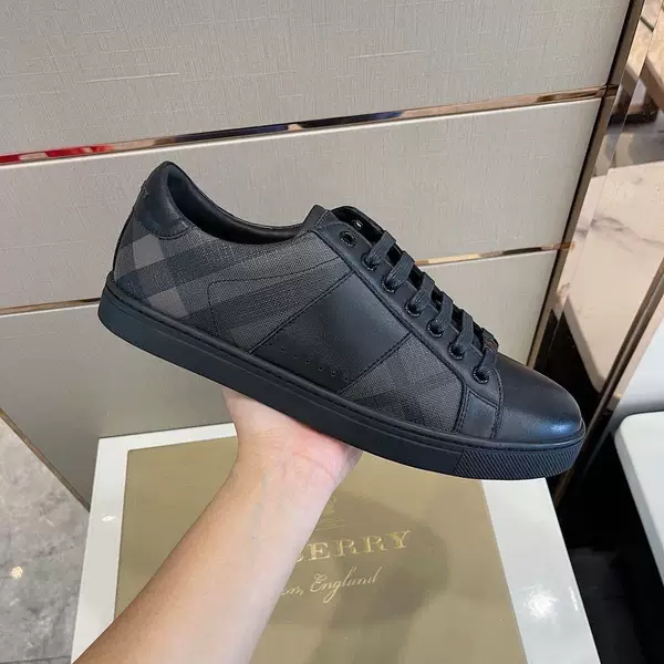 European versatile new men's shoes 2026, breathable niche sneakers, trendy sports shoes, low-top shoes, plaid light luxury