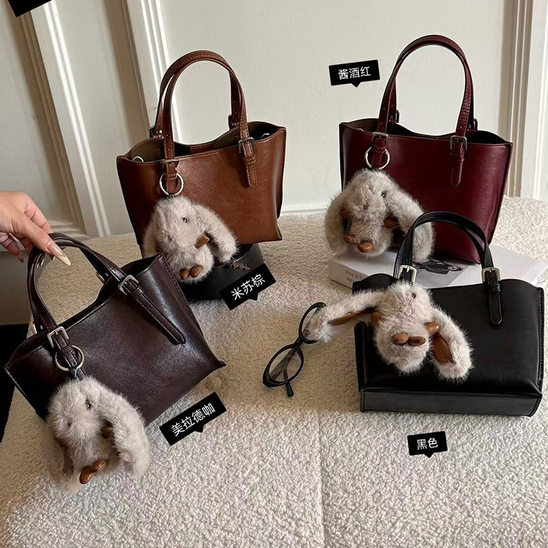 新款PU皮轻奢女包深色系通勤大容量手提单肩包毛绒兔子挂件托特包