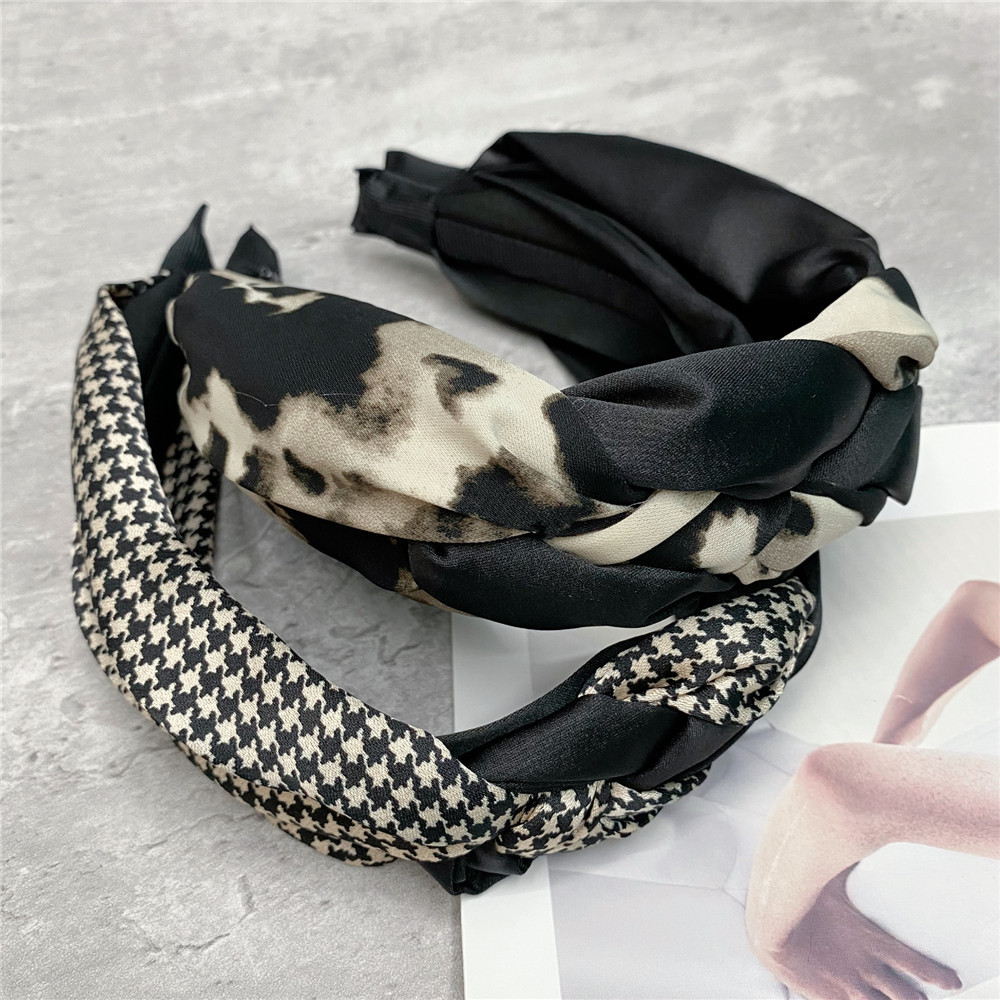 Retro Houndstooth Headband Broad-edged Black And White Leopard Print Twist Braid Hair Accessories display picture 4