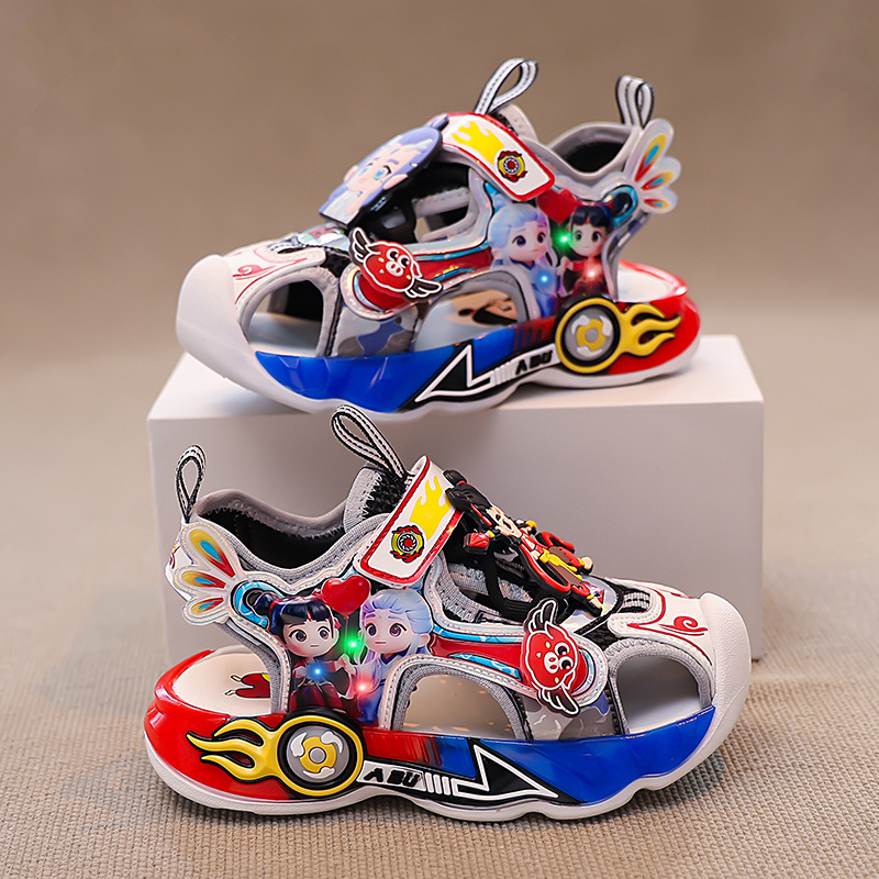 Fashionable sandals for men and women