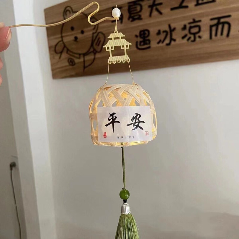 竹の漫画の小さい提灯の爆発のパンダの端午の節句の新年の観光地区の夜市は露店を並べて子供の小さい提灯を発光します。|undefined