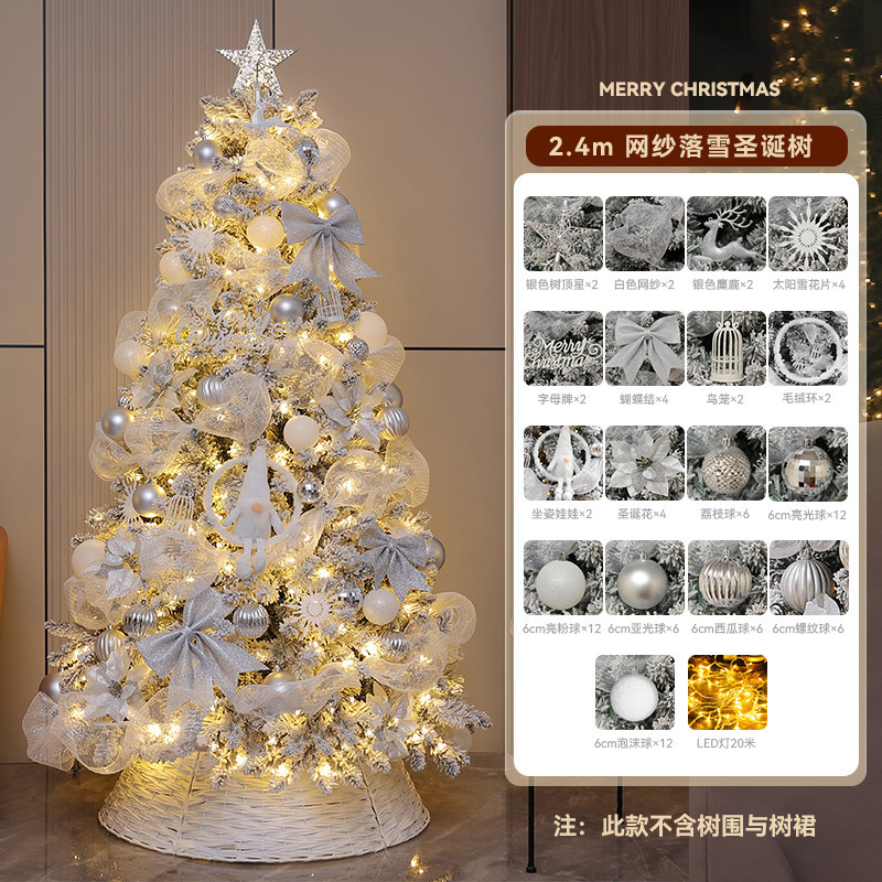 クリスマスツリーのアクセサリーバッグがたくさんあります。|undefined