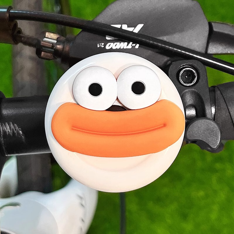 子供の自転車のスピーカーの鈴が鳴っています。|undefined
