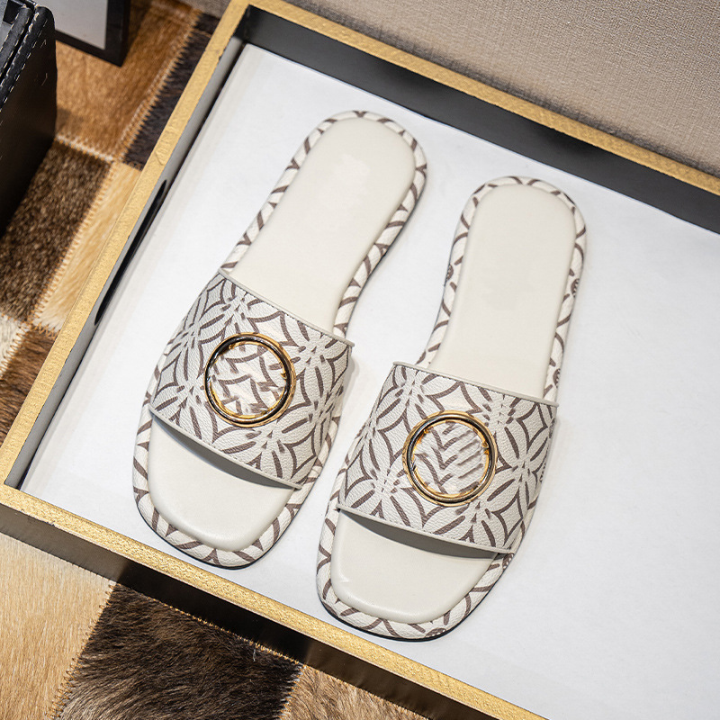 Flache Sandalen Europäische und amerikanische Outdoor-Flip-Flops mit bedruckten Buchstaben und Metallschnallen für Damen_voghion.com