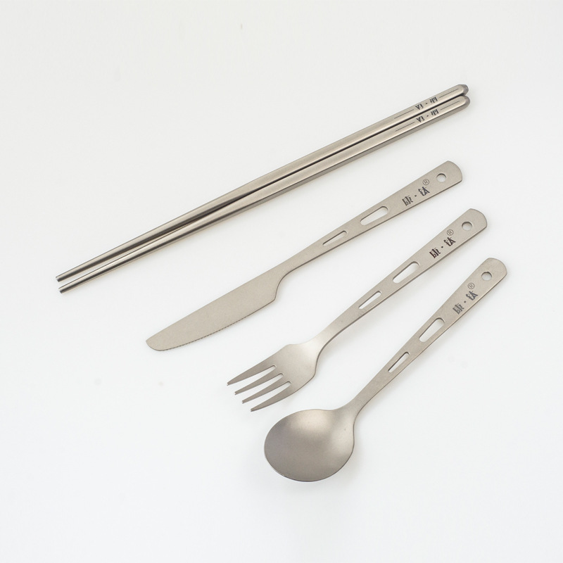 Juego de tres piezas de cuchillo, tenedor y cuchara de titanio puro Kangtai, palillos de titanio, juego de vajilla portátil de aleación de titanio para acampar, multifuncional y ligero.