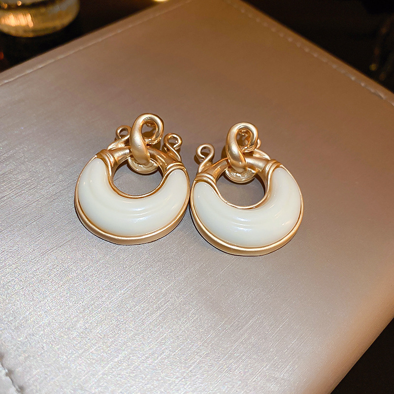Pendientes de perlas de aceite con goteo de aguja de plata Pendientes de todo fósforo de moda, lujo ligero, joyería retro de alta gama al por mayor, fabricante de Yiwu