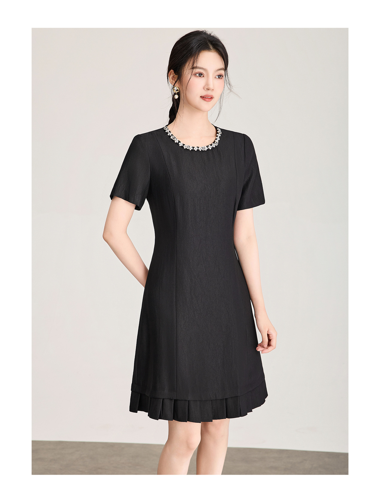 Váy suông nữ midi cổ tròn đính ngọc trai, tay ngắn, form suông che khuyết điểm — màu đen chi tiết 16