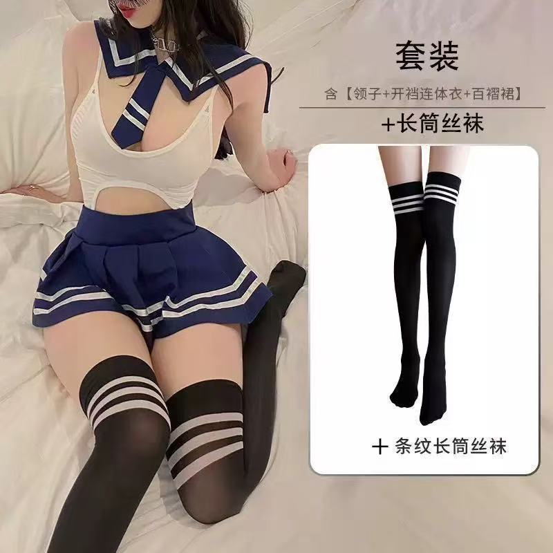 세일러복 + 검정색 바탕에 흰색 줄무늬 학생 양말