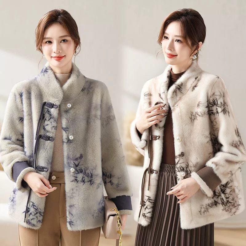 Мамы среднего возраста в китайском стиле одеты в шерстяное пальто зимой
