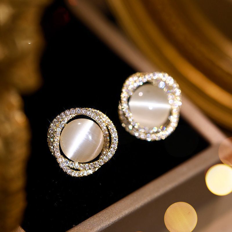 Ojos de gato piedra oreja clips sin agujeros de oído nicho de diseño pendientes 2025 nuevo estilo estilo estilo estilo de moda para orejas de celebridades para mujeres ventas calientes