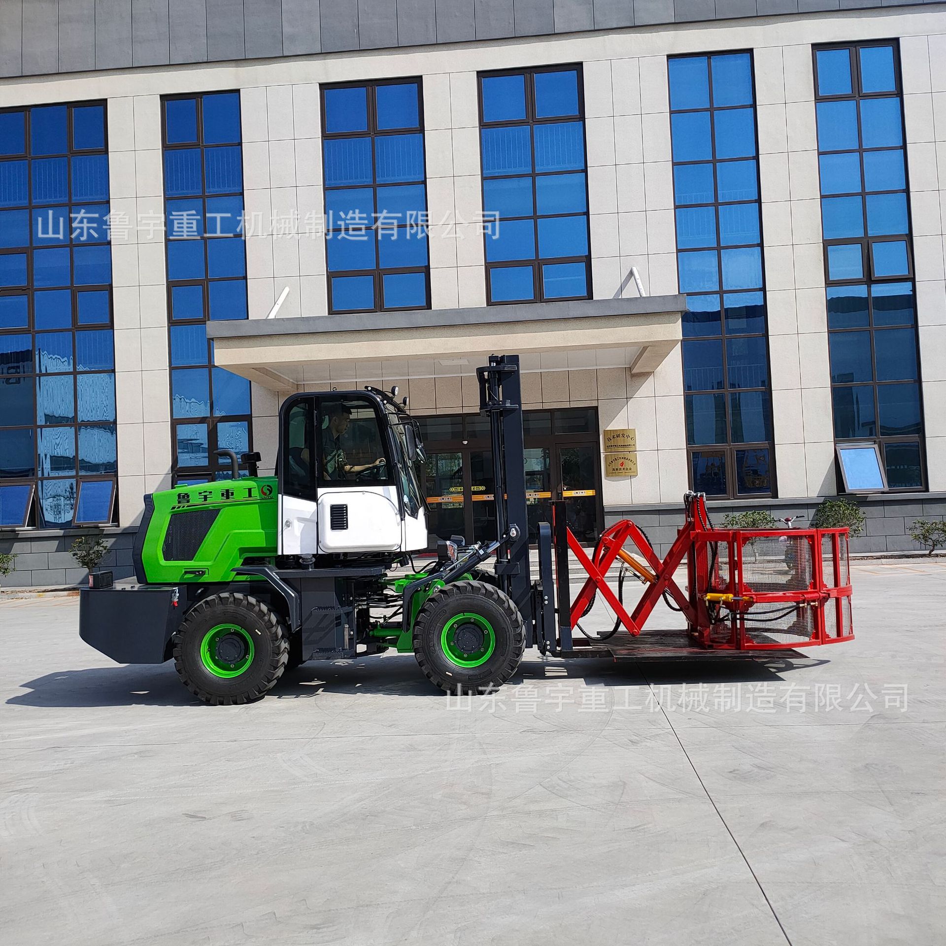 鲁宇重工玉米抱夹越野叉车泥泞道路山地四驱越野叉车