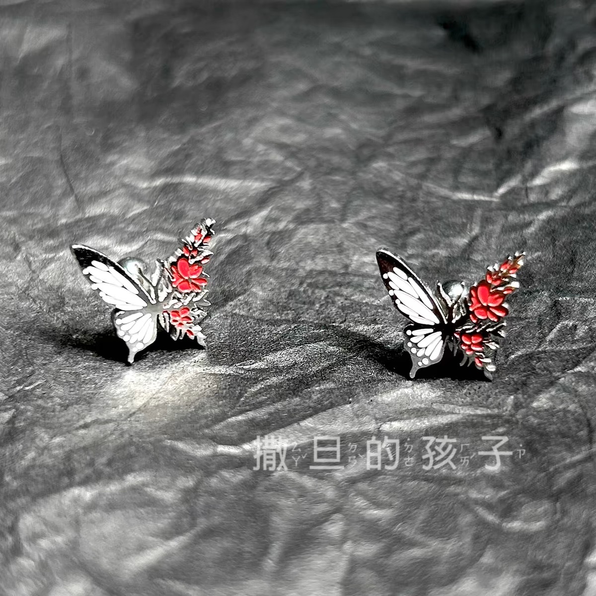 Silver pointed spike labret stud material detail