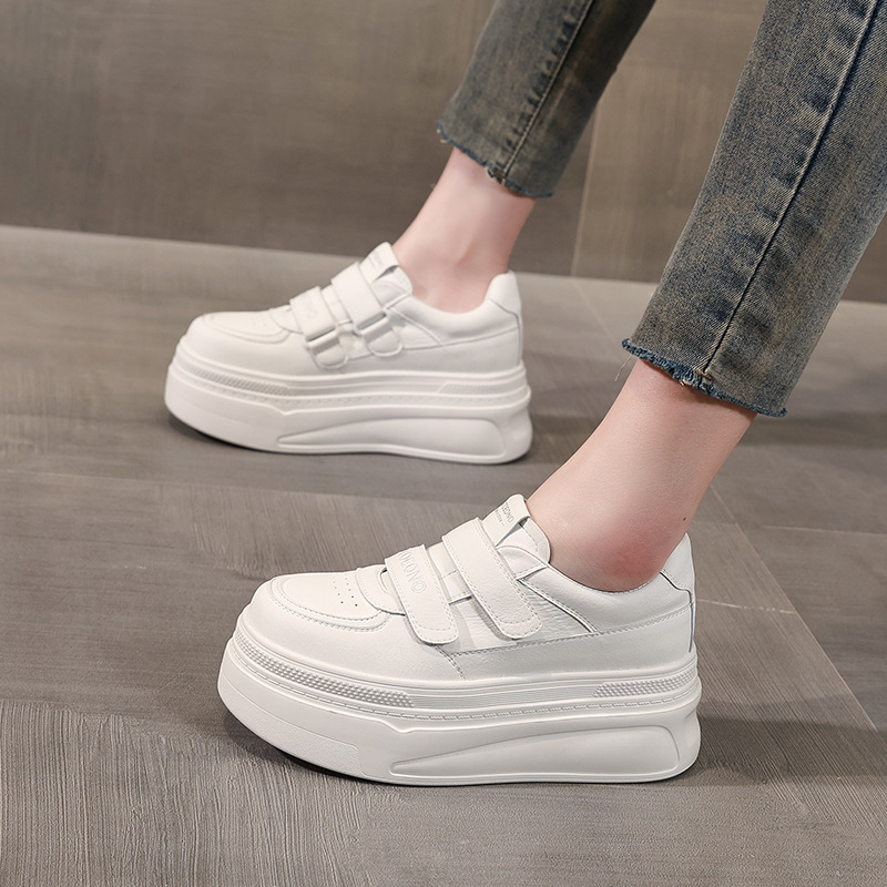 Giày sneaker nữ đế dày tăng chiều cao bên trong, dán thể thao, phong cách trắng đa năng — màu trắng