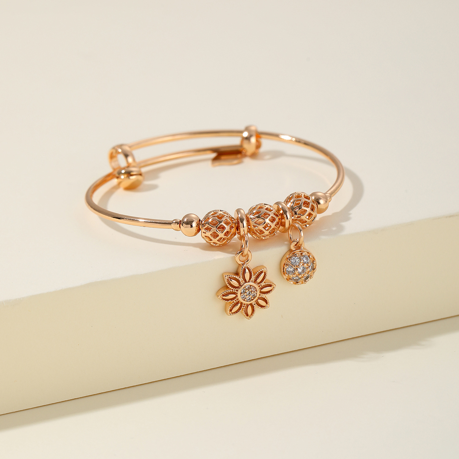 Selección transfronteriza pulsera joyería de moda 2024 nueva joyería de estilo de flor de mujer diseño de pulsera de botón vivo