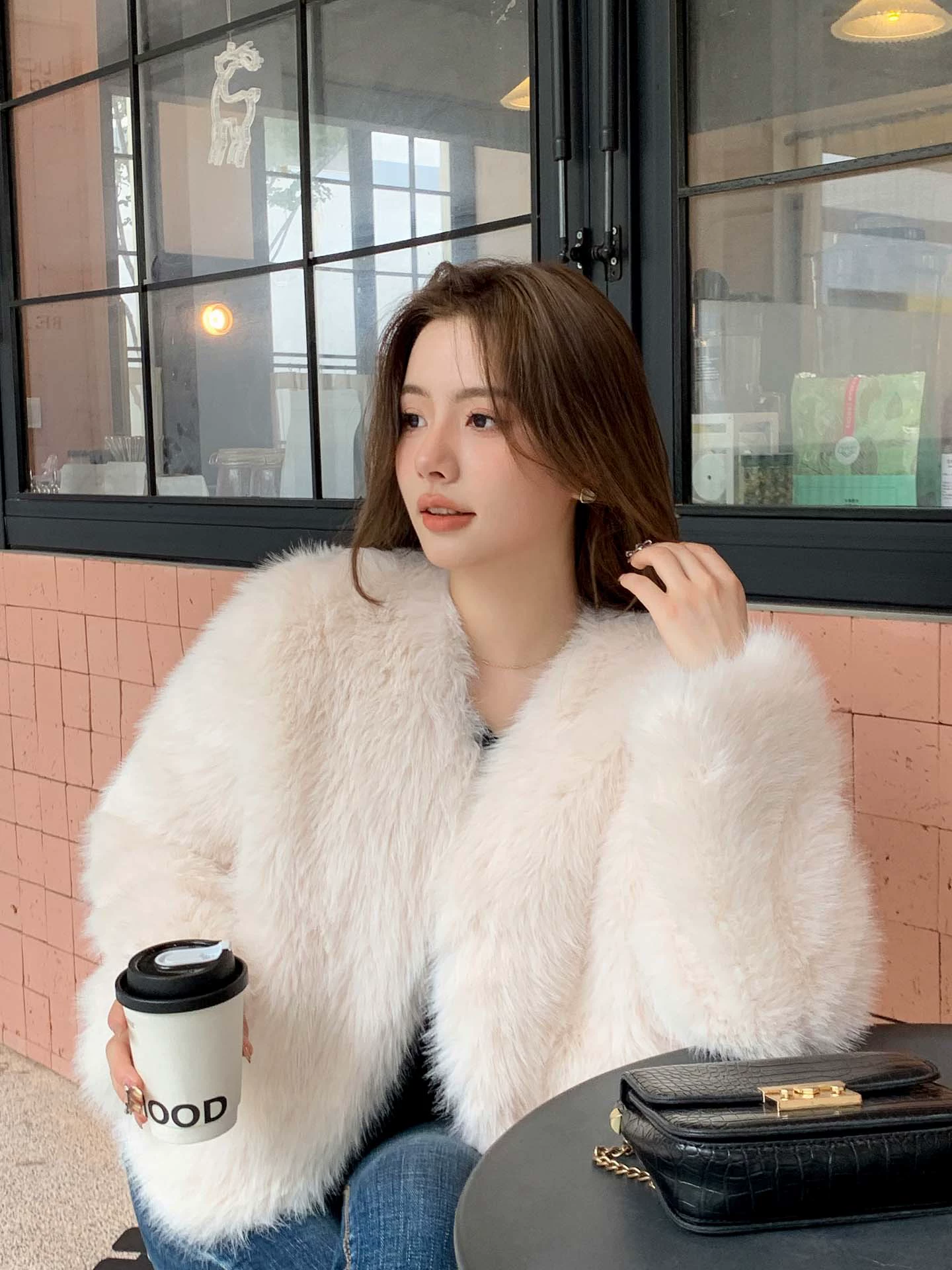 Кожаный пуховик из искусственного лисьего fur (Xu Yiyi) короткая женская куртка, мягкий плюш, зима 2024