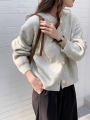 韩系简约金属扣针织开衫女秋冬新款软糯落肩圆领气质毛衣外套上衣