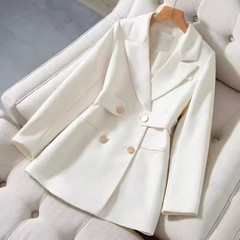 代理の婦人服はやせているスーツのコートを見せます。