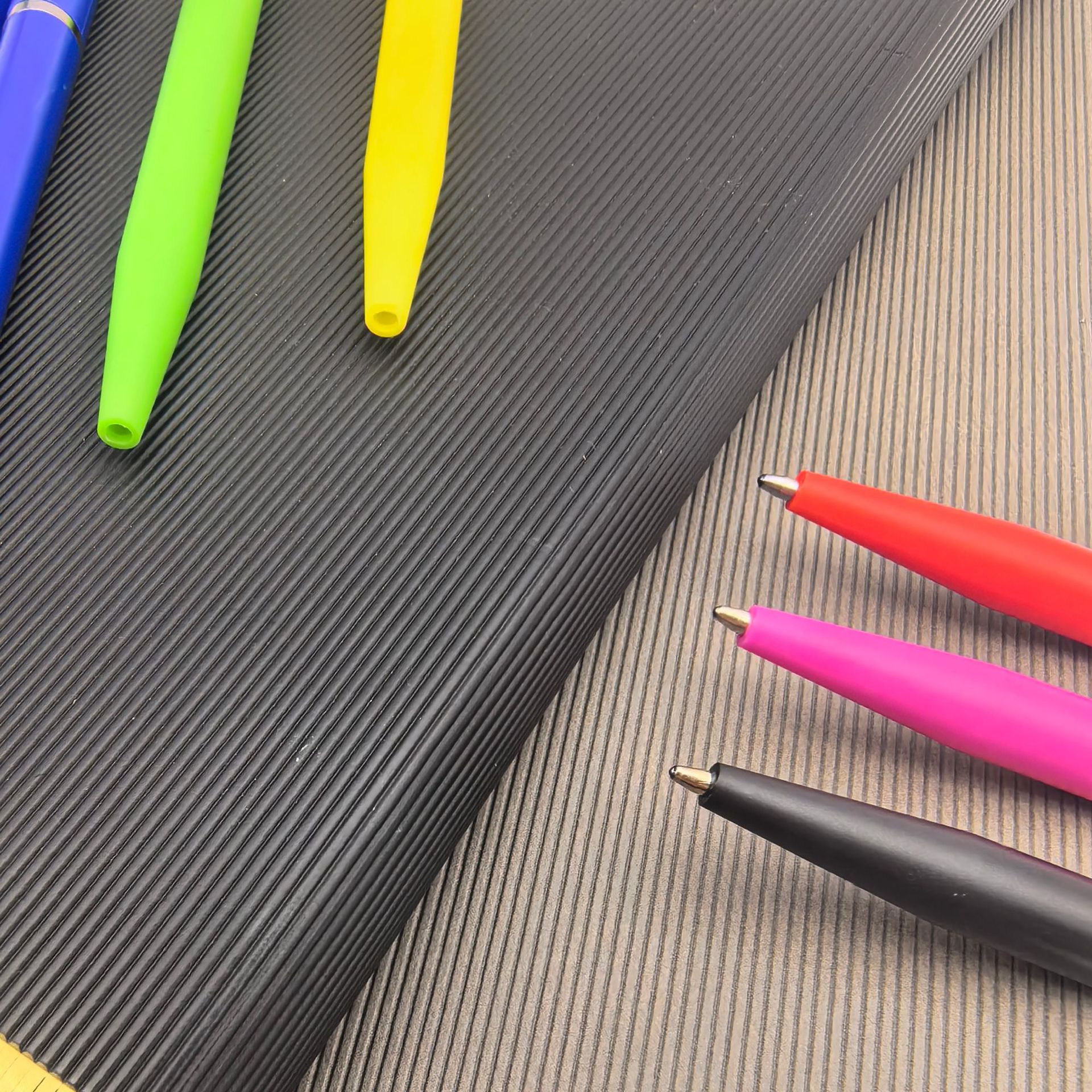 Mayorista colorido forma torsión pequeña pluma de bolas cisne creativa gancho de águila regalos impresión de bolígrafo logo hotel pluma