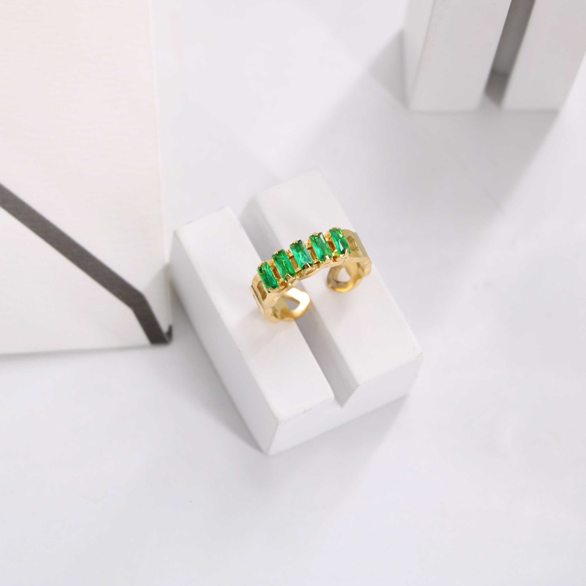 Retro fashionable ring stainless steel with zircon