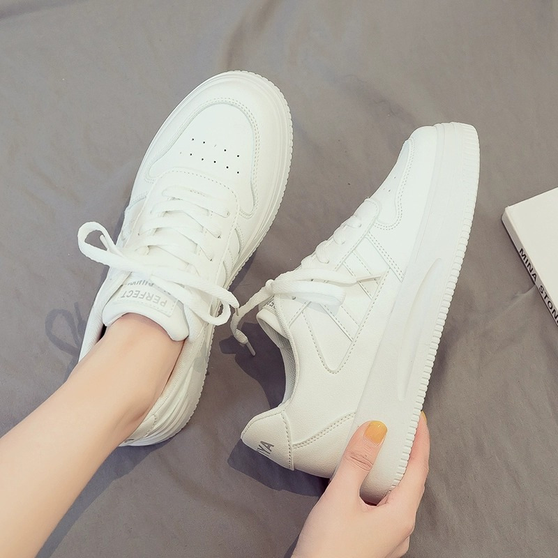 Zapatos casuales deportivos universales primavera y otoño 2025 nuevos zapatos de plancha de moda retrógrados cómodos zapatos blancos para mujeres