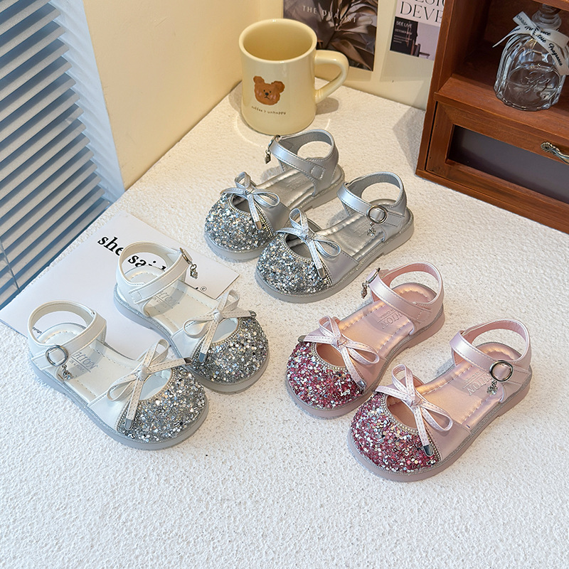 Sandalias para niñas 2025 verano nuevos zapatos de princesa para niños zapatos de cristal Baotou para niñas zapatos de playa para bebés de suela suave