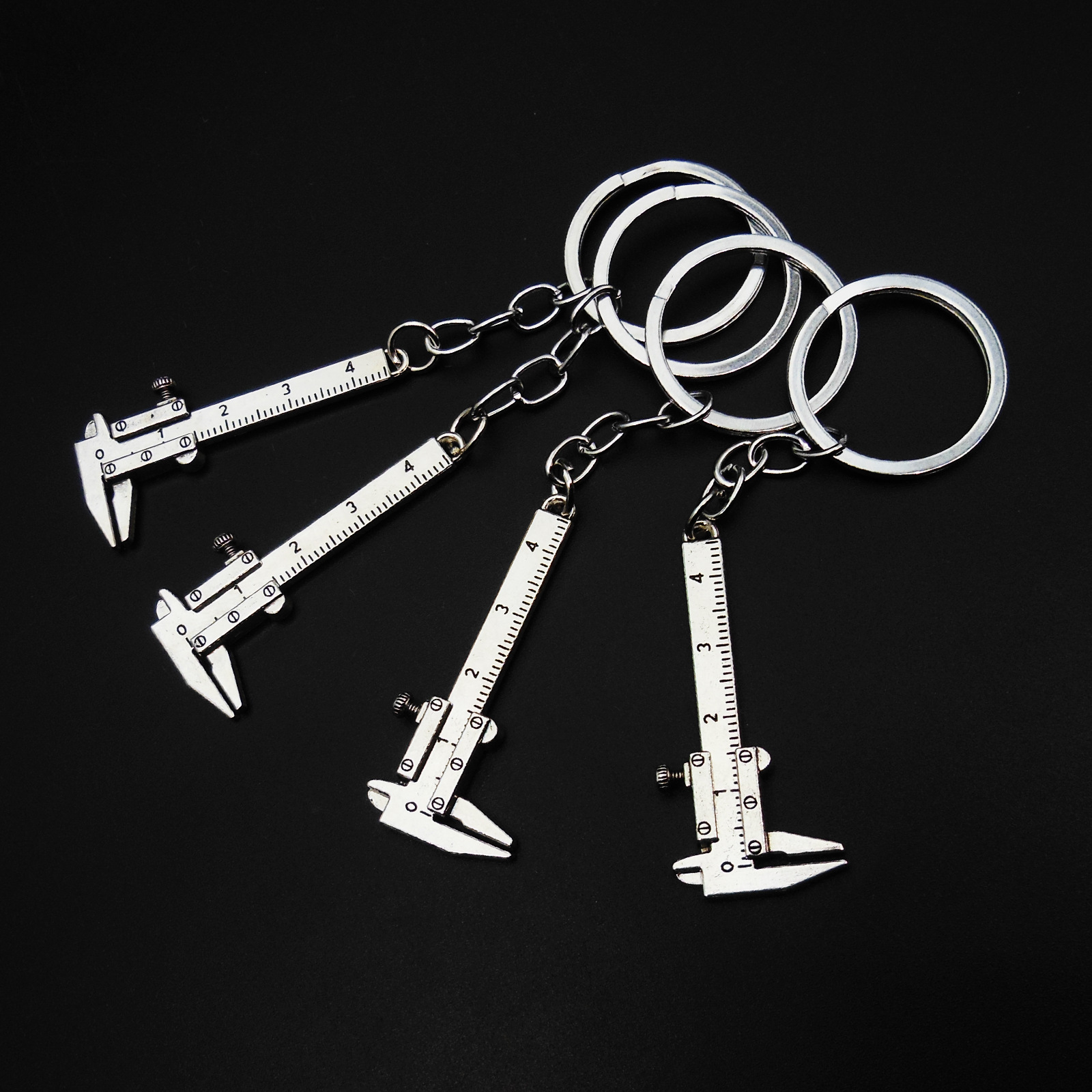 Herramienta de simulación transfronteriza llavero llave de metal creativo destornillador martillo llavero colgante coche pequeño regalo