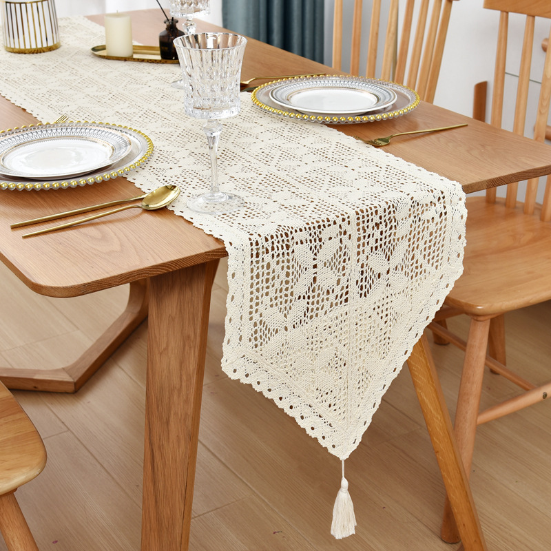 Four-leaf clover with pointed spikes