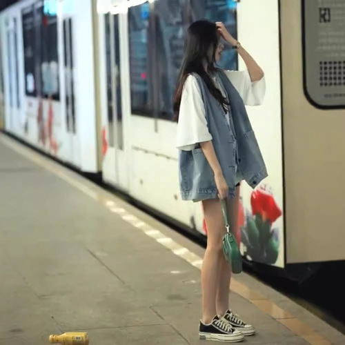 Korean-style loose-fitting versatile vest for women, autumn/winter 2025, thin denim waistcoat, mid-length casual fashion