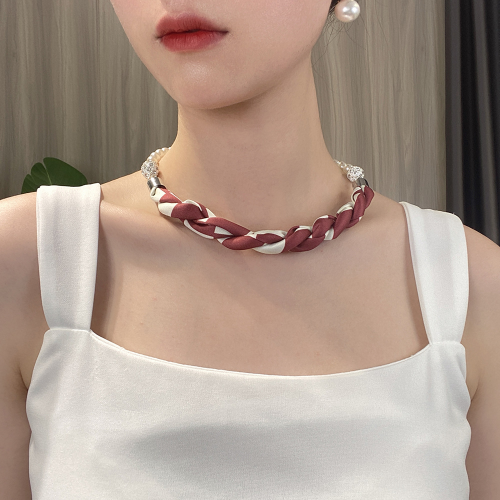 와인 레드 그리드