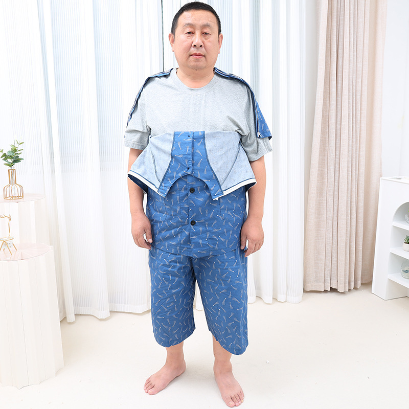 노인 반팔 지퍼 파자마에 누워있는 골절 수술 마비 후 입은 병원 가운을 입고 간호복을 입기 쉬운 여름