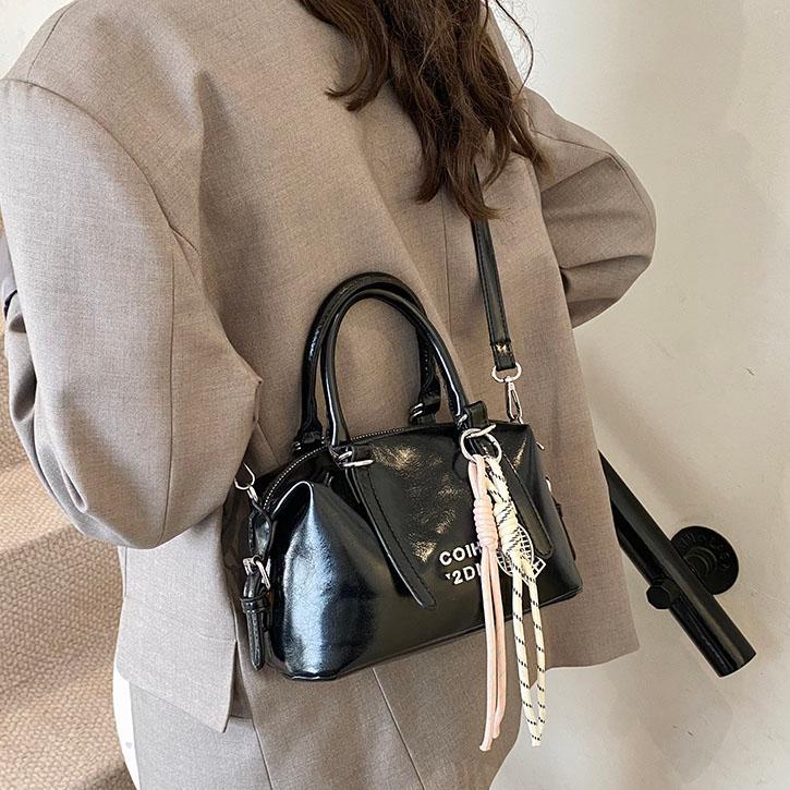 Bolso de mano de moda universal para mujeres 2025, nuevo estilo de estilo extranjero bolso de hombro de moda de alta calidad simple bolso de mochila cuadrado