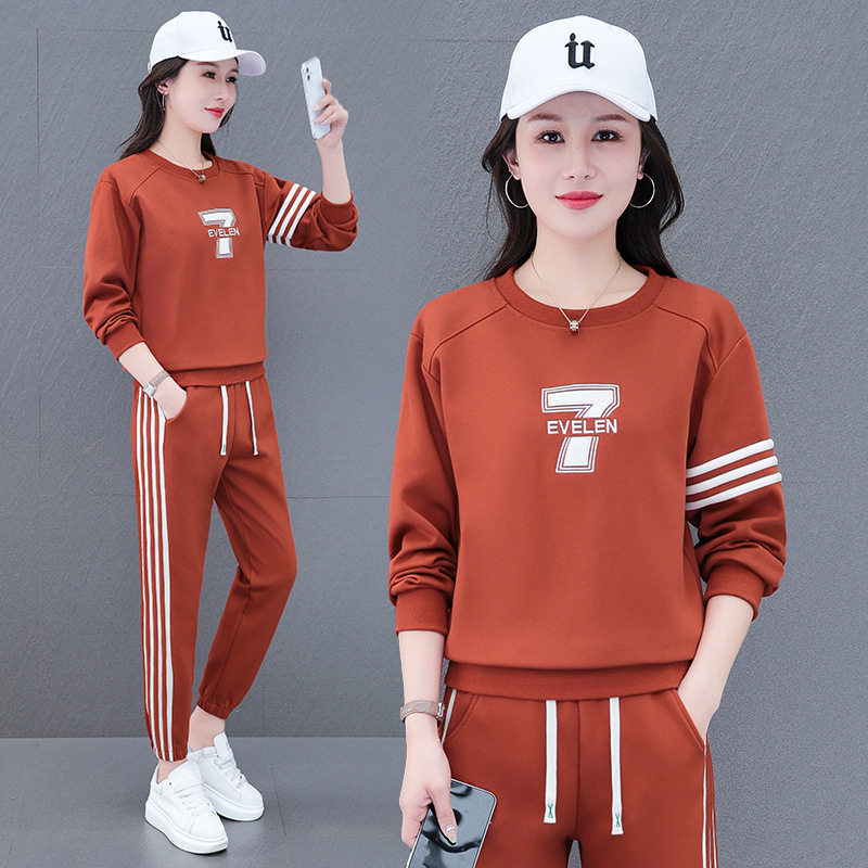Fashionable sports suit