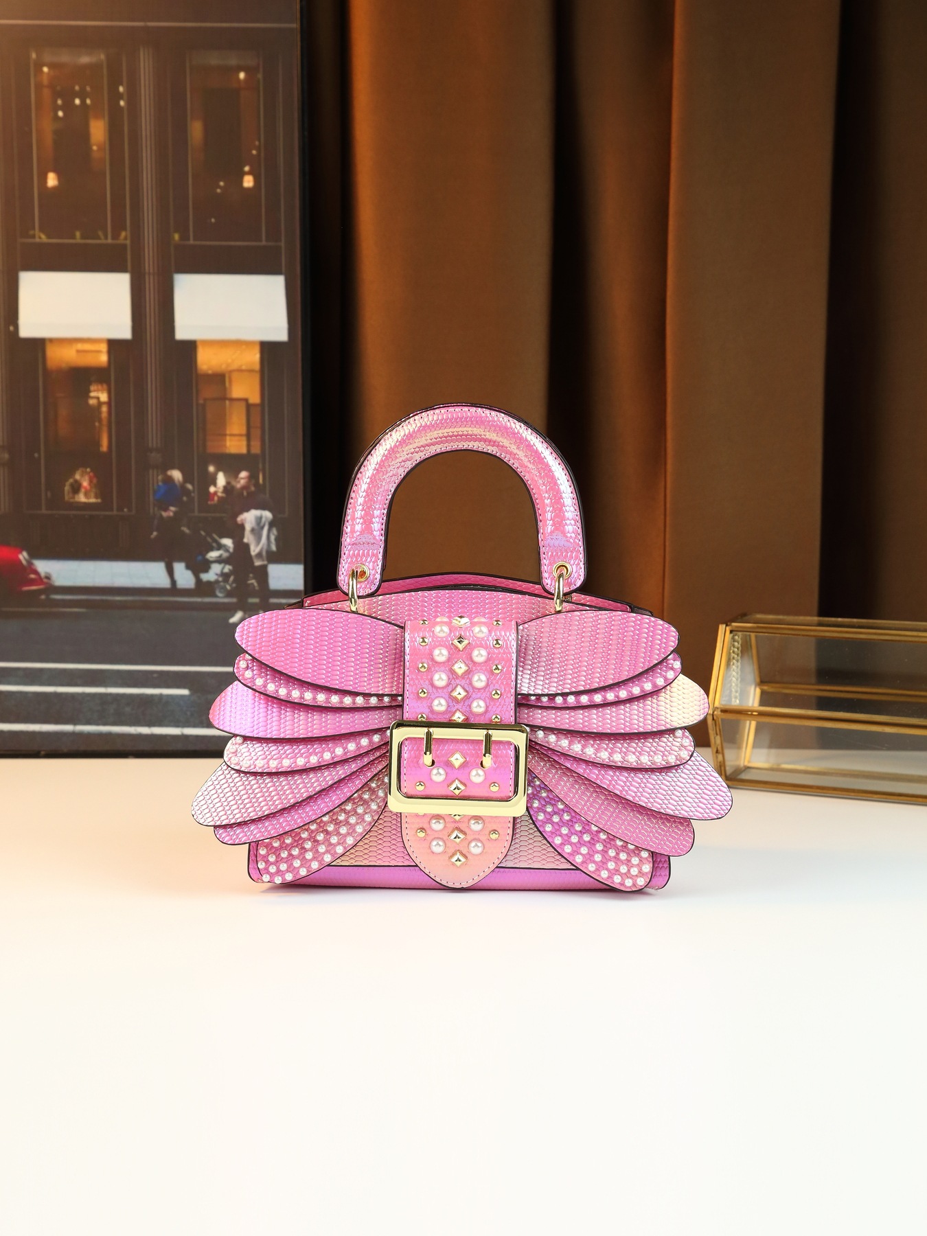 Bolsa tiracolo feminina elegante com pérolas e design de asa_voghion.com
