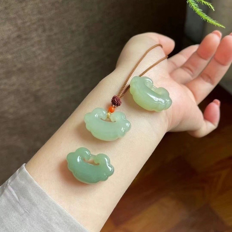 Mặt dây chuyền ngọc Hetian hình mây lành khóa an toàn, dài 25–30 mm — Màu xanh nhạt, Màu nắng đậm, Màu nắng trung tính chi tiết 1