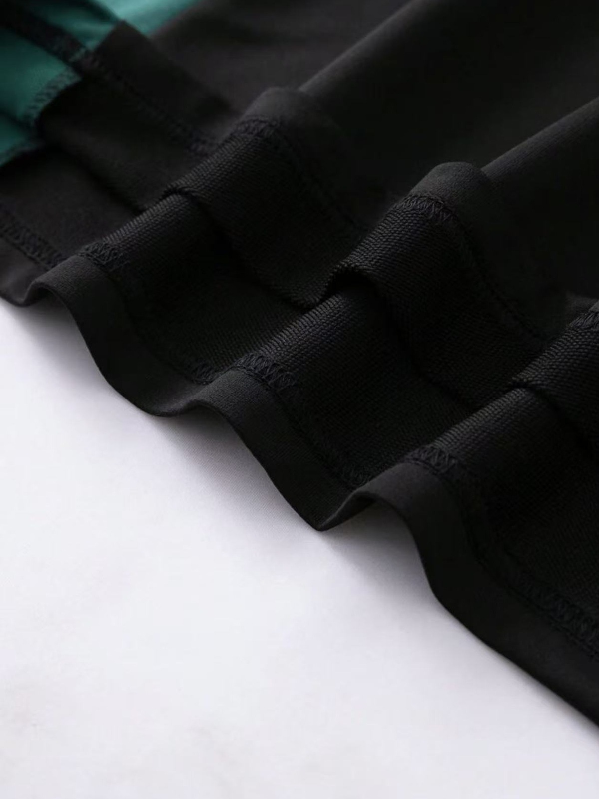 Polo homme style racing rétro noir et vert à patchs_voghion.com