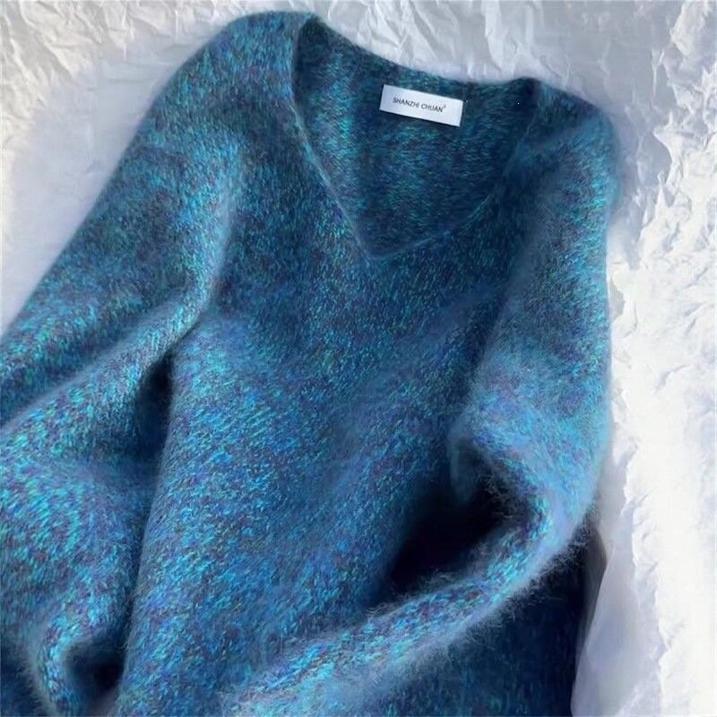 Plus-size women's blue floral yarn gentle style knitted sweater for autumn and winter, versatile, loose, fashionable, and elegant top for slightly plump ladies