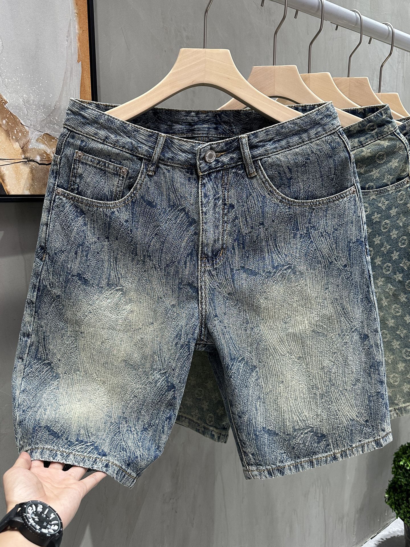 Kişi üçün cins şort, yay üçün nazik beş cibli model